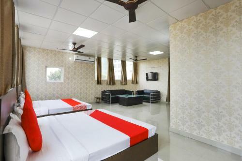 Oyo 68898 Hotel Crown Expo