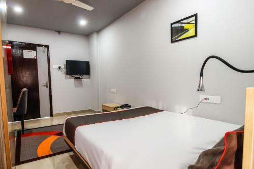 Oyo 79119 Collection O Hotel Rjb Grand