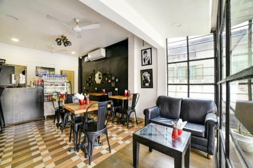 Hostal Oyo 79573 The Royal Inn