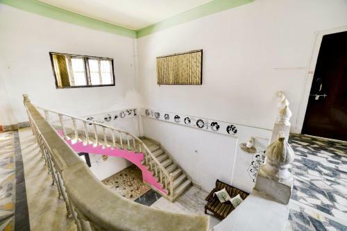 Hostal Oyo 79573 The Royal Inn