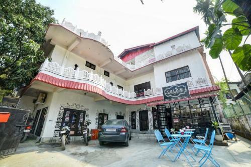 Hostal Oyo 79573 The Royal Inn