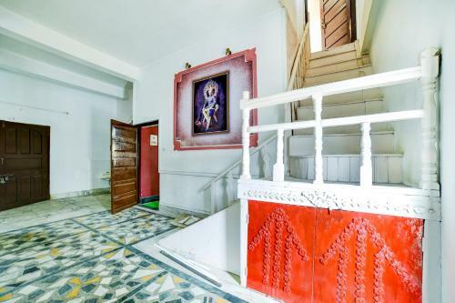 Hostal Oyo 79573 The Royal Inn