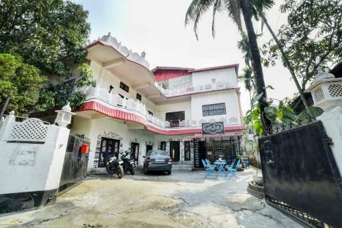 Hostal Oyo 79573 The Royal Inn