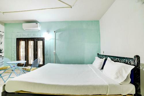 Hostal Oyo 79573 The Royal Inn