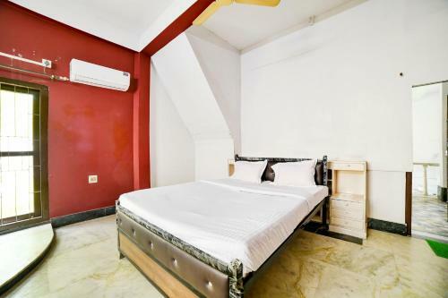 Hostal Oyo 79573 The Royal Inn