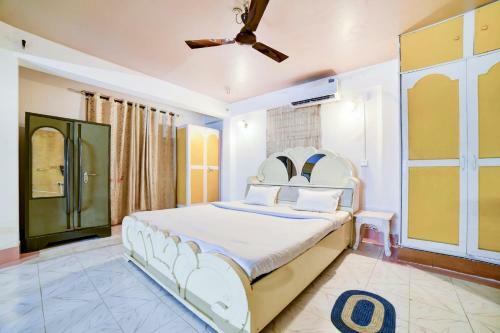 Hostal Oyo 79573 The Royal Inn