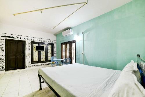 Hostal Oyo 79573 The Royal Inn