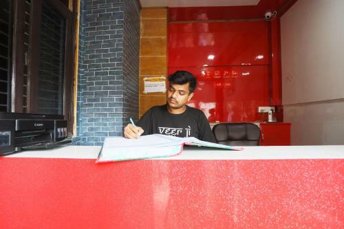 Hotel Oyo 42405 Noida Relax
