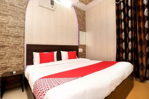 Oyo 28162 Hotel D.r. Plaza