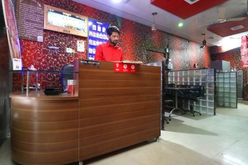 Oyo 28162 Hotel D.r. Plaza