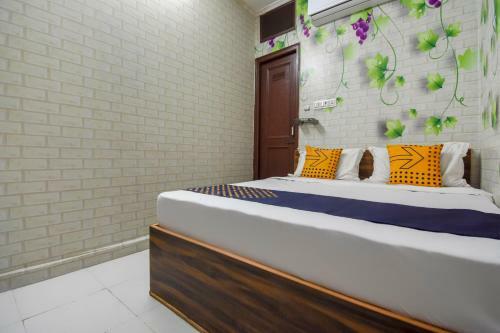 Spot On 75417 Hotel Adesh