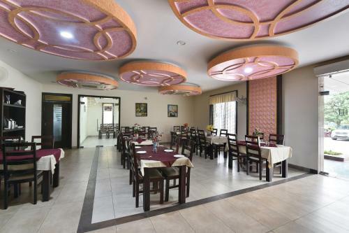 Capital O 38083 Vyas Hotel Grand Metro