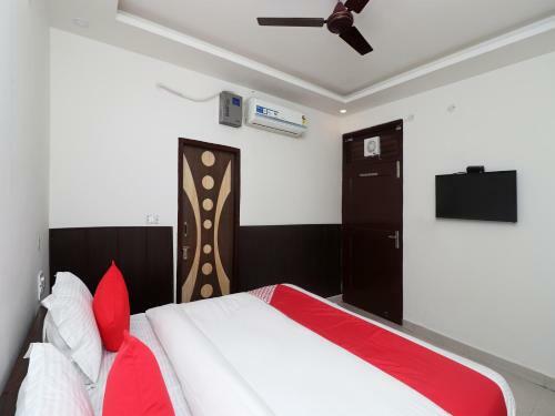 Oyo 26989 Hotel Invogue