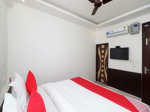 Oyo 26989 Hotel Invogue