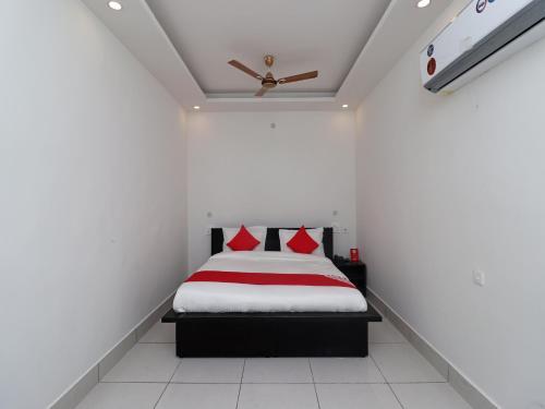 Oyo 26989 Hotel Invogue