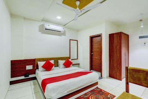 Oyo 8555 Hotel Grand Crystal