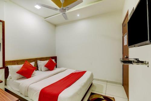 Oyo 8555 Hotel Grand Crystal
