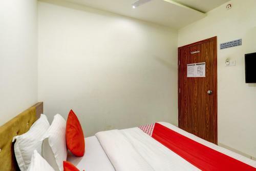 Oyo 8555 Hotel Grand Crystal
