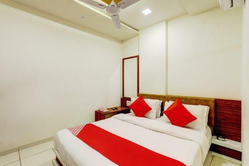 Oyo 8555 Hotel Grand Crystal