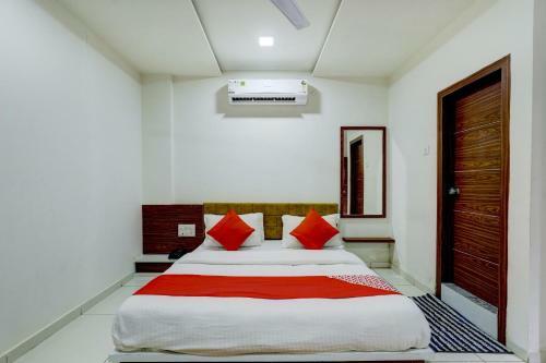 Oyo 8555 Hotel Grand Crystal