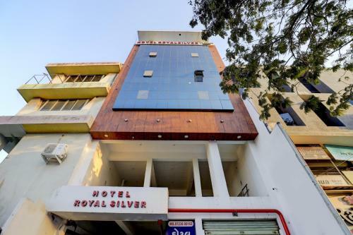Oyo 8555 Hotel Grand Crystal