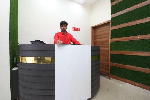 Oyo 28575 Hotel J&b