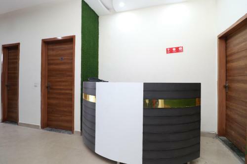 Oyo 28575 Hotel J&b