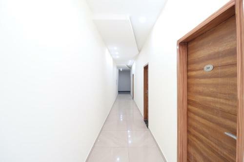 Oyo 28575 Hotel J&b
