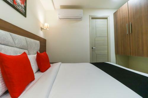 Capital O 71537 Hotel Athens