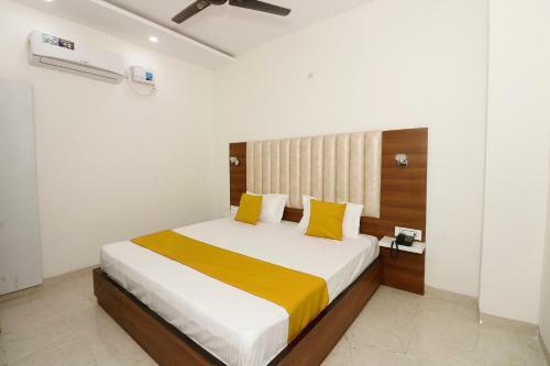 Fabhotel Aura