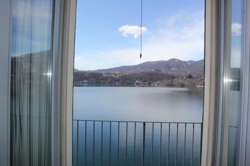 Lakefront Apartment With Spectacular Views