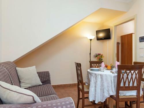 Beautiful Villa In Piticchio With Swimming Pool