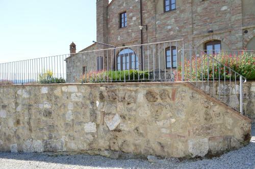 Apartment With Private Garden In Tuscany