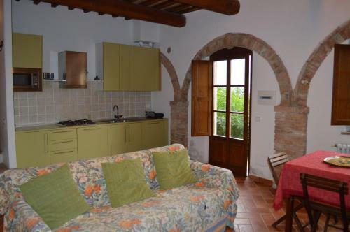 Apartment With Private Garden In Tuscany