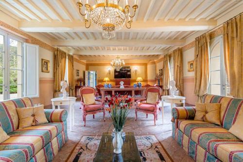 Badia Cantignano Chateau Sleeps 24 With Pool And Air Con