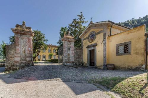 Badia Cantignano Villa Sleeps 22 With Pool And Air Con