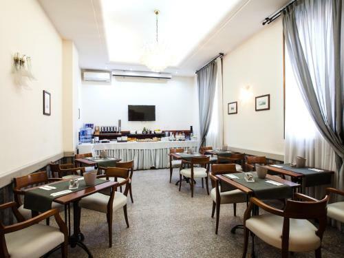 Hostal Astoria Deluxe Rooms
