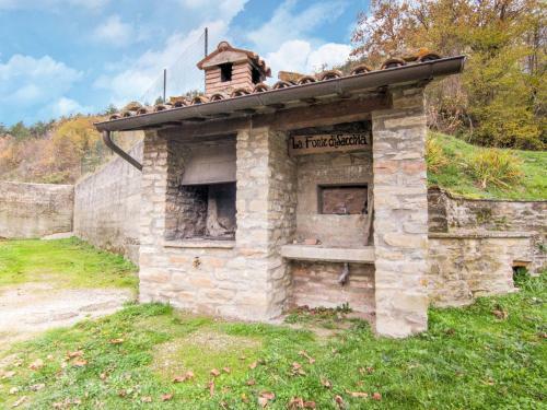 Scenic Holiday Home In Borgo Pace With Jacuzzi