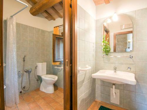 Scenic Holiday Home In Borgo Pace With Jacuzzi