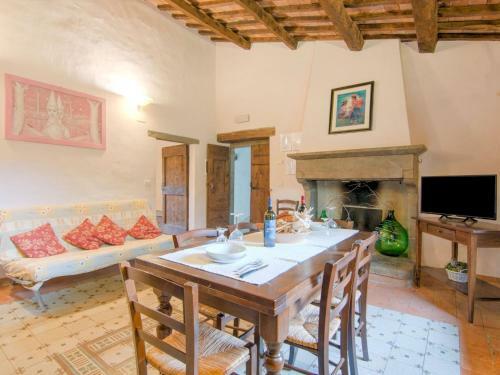 Homey Apartment In Borgo Pace With Jacuzzi