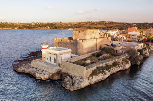 Brucoli Villa Sleeps 6 With Air Con