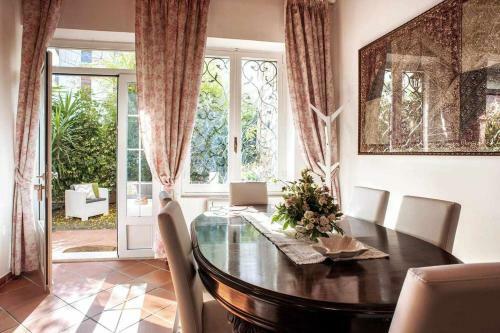 Elegante Villa Centro Citt� Giardino Barbeque Parcheggio Ideale Per 10pl
