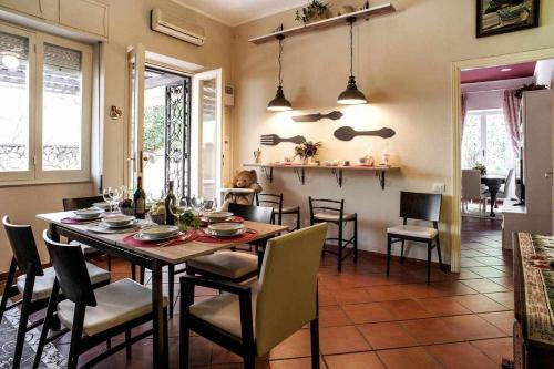 Elegante Villa Centro Citt� Giardino Barbeque Parcheggio Ideale Per 10pl