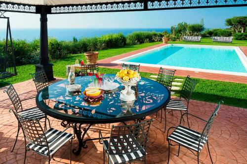 Villa In Catute Sleeps 10 With Pool Air Con And Wifi