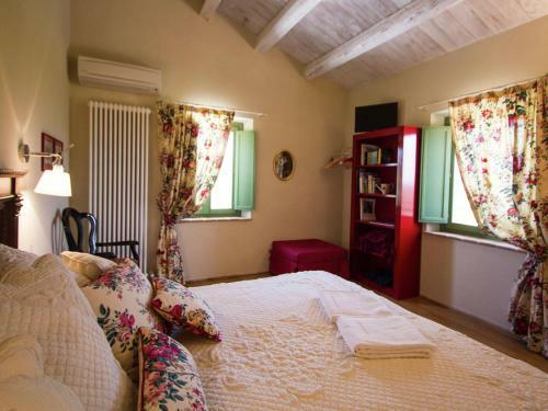 Beautiful Villa In Barchi With Private Pool