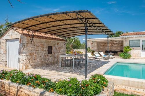 Castellana Grotte Villa Sleeps 8 Pool Air Con Wifi