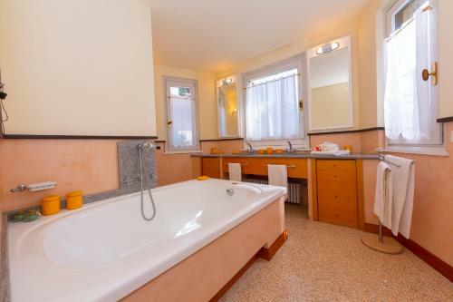 La Villotta With Swimming Pool