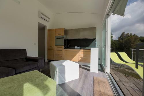 Floating House Emb� Experience