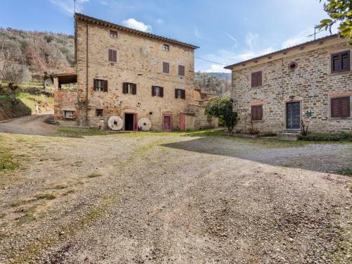 Rustic Holiday Home In Castigli On Fiorentino With Terrace