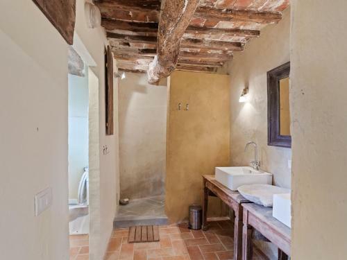Rustic Holiday Home In Castigli On Fiorentino With Terrace